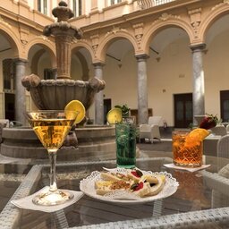 Sicilie-Noord-Sicilie-Palermo-Grand-hotel-Piazza-Brosa-sfeerbeeld-aperitief