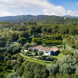 Sicilie-Oost-Sicilie-Monaci-delle-Terre-Nere-luchtfoto