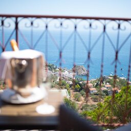 Sicilie-Oost-Sicilie-Taormina-Grand-Hotel-Miramare-sfeerbeeld-uitzicht-balkon