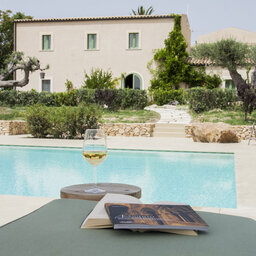 Sicilie-Zuid-Fontes-Episcopi-sfeerbeeld-zwembad-boek-glas-wijn