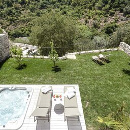 Sicilie-Zuidoost-Ragusa-Locanda-Don-Serafino-luxury-suite-jacuzzi-ligbedden