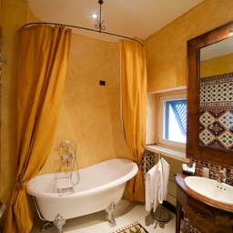 Sicilie-Zuidoost-Sicilie-Algila-Origia-Charme-Hotel-badkamer-met-bad