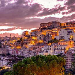 Sicilie-Zuidoost-streek-Ragusa-avond-sfeerbeeld