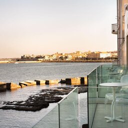 Sicillie-Zuidoost-Sicilie-Re-Dionisio-Boutique-Hotel-balkon-kamer-zee