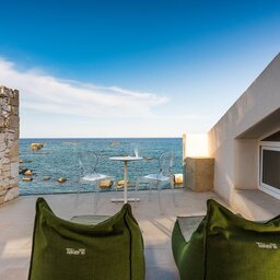 Sicillie-Zuidoost-Sicilie-Re-Dionisio-Boutique-Hotel-balkon-zitzakken