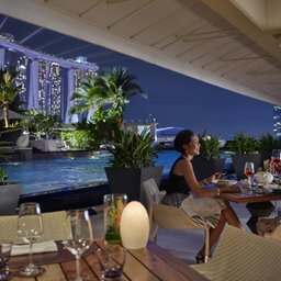 Singapore-Mandarin-Oriental-restaurant-koppel-aperitief