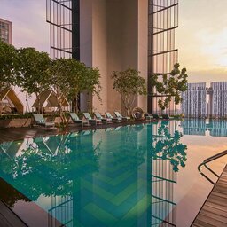 Singapore-Oasia-Downtown-infinity-pool-Club-guest