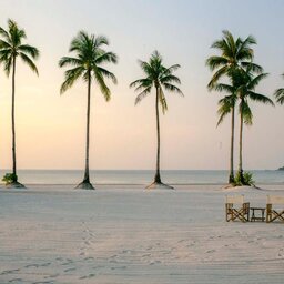 Singapore-The-Sanchaya-strand-met-stoeltjes