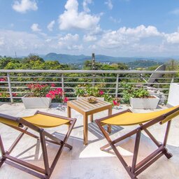 Sri-Lanka-Kandy-Hotel-Theva-Residency-terras-met-stoeltjes