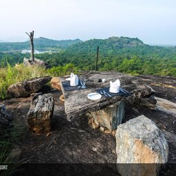 Sri-Lanka-Sigiriya-Hotel-Wild-Grass-diner-on-the-rock