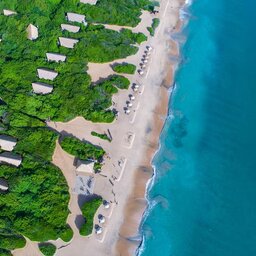 Sri-Lanka-Trincomalee-Jungle-Beach-luchtfoto-met-de-zee
