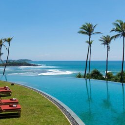 Sri-Lanka-Weligama-Hotel-Cape-Weligama-zwembad-ligbedden-zee