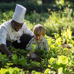 Tanzania-Arusha-Coffee-lodge-chef-met-kindje-tuin