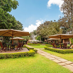Tanzania-Arusha-Coffee-lodge-tuin-tafels