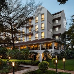 Tanzania-Arusha-Four-Points-by-Sheraton-hotelgebouw-avond