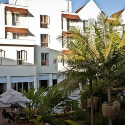 Tanzania-Arusha-Four-Points-by-Sheraton-hotelgebouw-palmboom