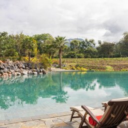 Tanzania-Arusha-Gran-Melia-Arusha-zwembad-ligbedden