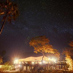 Tanzania-Katavi NP-Mbali-Mbali-Katavi-Lodge-sfeerbeeld-sterrenhemel-hoofdgebouw