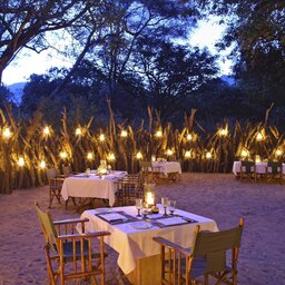Tanzania-Lake-Manyara-&Beyond-Lake-Manyara-Tree-Lodge-avond-diner