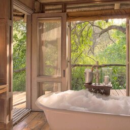 Tanzania-Lake-Manyara-&Beyond-Lake-Manyara-Tree-Lodge-badkamer-bad