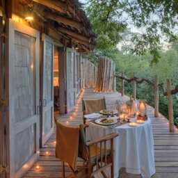 Tanzania-Lake-Manyara-&Beyond-Lake-Manyara-Tree-Lodge-diner-op-het-terras