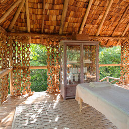 Tanzania-Lake-Manyara-&Beyond-Lake-Manyara-Tree-Lodge-massage-tafel