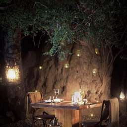 Tanzania-Lake-Manyara-Chem-Chem-Lodge-diner-bij-kaarslicht-2