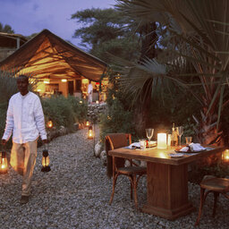 Tanzania-Lake-Manyara-Chem-Chem-Lodge-diner-bij-kaarslicht