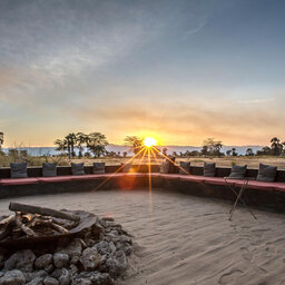 Tanzania-Lake-Manyara-Chem-Chem-Lodge-kampvuur-zonsondergang