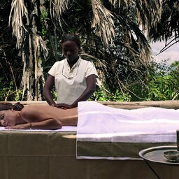 Tanzania-Lake-Manyara-Chem-Chem-Lodge-massage-vrouw-buiten