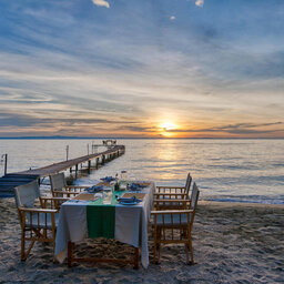 Tanzania-Mahale-Mountains-Mbali-Mbali-Mahale-Lodge-dineren-op-het-strand