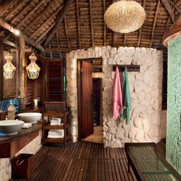 Tanzania-Mnemba-&Beyond-Mnemba-Island-badkamer