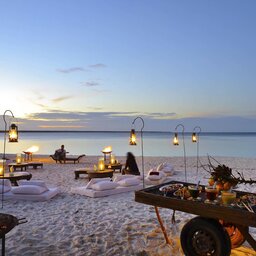 Tanzania-Mnemba-&Beyond-Mnemba-Island-dineren-op-het-strand