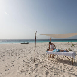 Tanzania-Mnemba-&Beyond-Mnemba-Island-massage-op-het-strand