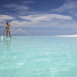 Tanzania-Mnemba-&Beyond-Mnemba-Island-vrouw-paddle-boarden