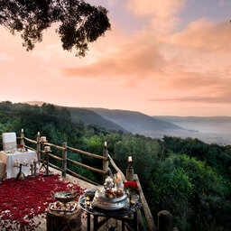 Tanzania-Ngorongoro-Crater-Lodge-romantisch-diner-opstelling