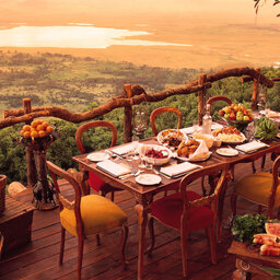 Tanzania-Ngorongoro-Crater-Lodge-sfeerfoto-ontbijt-buiten-met-prachtig-uitzicht