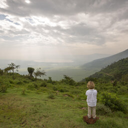 Tanzania-Ngorongoro-Elewana-The-Manor-kind-kijkend-naar-uitzicht