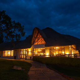 Tanzania-Ngorongoro-Farm House-Farm House bij avond