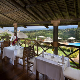 Tanzania-Ngorongoro-Neptune-Luxury-Lodge-restaurant-buiten