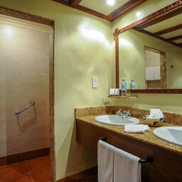 Tanzania-Ngorongoro-Serena-Safari-Lodge-badkamer