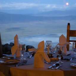 Tanzania-Ngorongoro-Serena-Safari-Lodge-sfeerbeeld-diner-tafel
