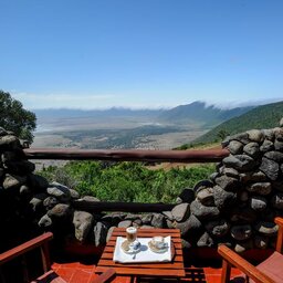 Tanzania-Ngorongoro-Serena-Safari-Lodge-terras-uitzicht