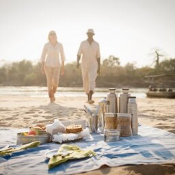 Tanzania-Nyerere NP-Sand River-boot-safari-picknick