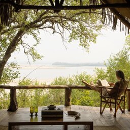 Tanzania-Nyerere NP-Sand River-vrouw-uitzicht-in-stoel
