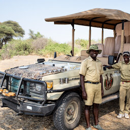 Tanzania-Ruaha NP-Mwagusi Camp-lokale rangers