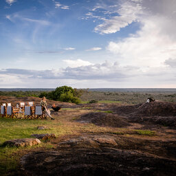 Tanzania-Sanctuary-Kichakani-Serengeti-Camp-kampvuur-natuur-vrouw