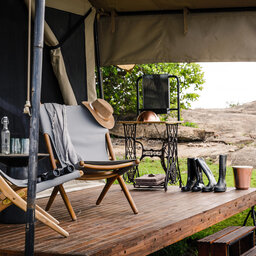 Tanzania-Sanctuary-Kichakani-Serengeti-Camp-sfeerbeeld-deck