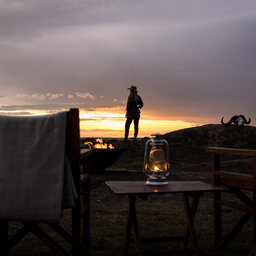 Tanzania-Sanctuary-Kichakani-Serengeti-Camp-sfeerbeeld-kampvuur