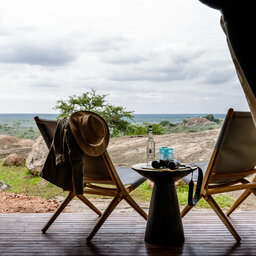 Tanzania-Sanctuary-Kichakani-Serengeti-Camp-sfeerbeeld-stoeltjes-op-deck-uitzicht